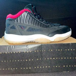 Air Jordan 11 Retro Low IE Bred 2021